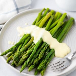 mousseline sauce on steamed asparagus